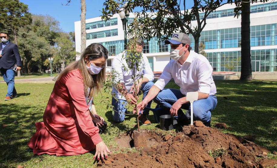 O Governador Carlos Massa Ratinho Junior participa nesta sexta-feira (28), da campanha Floresce Paraná, em comemoração ao Dia Nacional do Voluntariado. A ação é liderada pela primeira-dama do Estado e presidente do Conselho de Ação Solidária, Luciana Saito Massa. Acompanhados do secretário do Desenvolvimento Sustentável e do Turismo, Marcio Nunes. Curitiba, 28/08/2020. Foto: Geraldo Bubniak/AEN