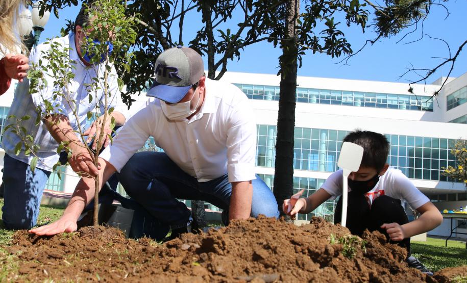 O Governador Carlos Massa Ratinho Junior participa nesta sexta-feira (28), da campanha Floresce Paraná, em comemoração ao Dia Nacional do Voluntariado. A ação é liderada pela primeira-dama do Estado e presidente do Conselho de Ação Solidária, Luciana Saito Massa. Acompanhados do secretário do Desenvolvimento Sustentável e do Turismo, Marcio Nunes. Curitiba, 28/08/2020. Foto: Geraldo Bubniak/AEN