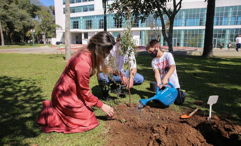 O Governador Carlos Massa Ratinho Junior participa nesta sexta-feira (28), da campanha Floresce Paraná, em comemoração ao Dia Nacional do Voluntariado. A ação é liderada pela primeira-dama do Estado e presidente do Conselho de Ação Solidária, Luciana Saito Massa. Acompanhados do secretário do Desenvolvimento Sustentável e do Turismo, Marcio Nunes. Curitiba, 28/08/2020. Foto: Geraldo Bubniak/AEN