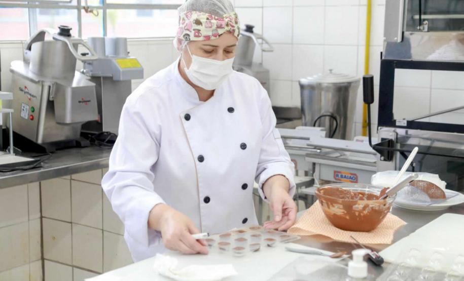O Governo do Paraná lançou neste mês o projeto Páscoa Solidária. Idealizado pela primeira-dama do Estado e presidente do Conselho de Ação Solidária, Luciana Saito Massa, o programa atua em duas vertentes. Um dos objetivos é gerar renda para as famílias mais carentes por meio de cursos de culinária. Foto: Valdelino Pontes
