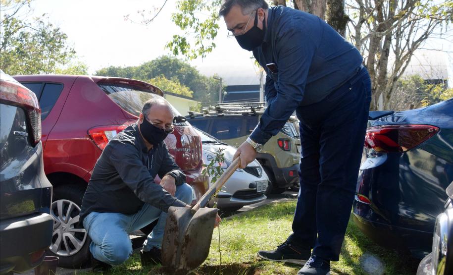 O Governador Carlos Massa Ratinho Junior participa nesta sexta-feira (28), da campanha Floresce Paraná, em comemoração ao Dia Nacional do Voluntariado. A ação é liderada pela primeira-dama do Estado e presidente do Conselho de Ação Solidária, Luciana Saito Massa. Acompanhados do secretário do Desenvolvimento Sustentável e do Turismo, Marcio Nunes. Curitiba, 28/08/2020. Foto: Geraldo Bubniak/AEN
