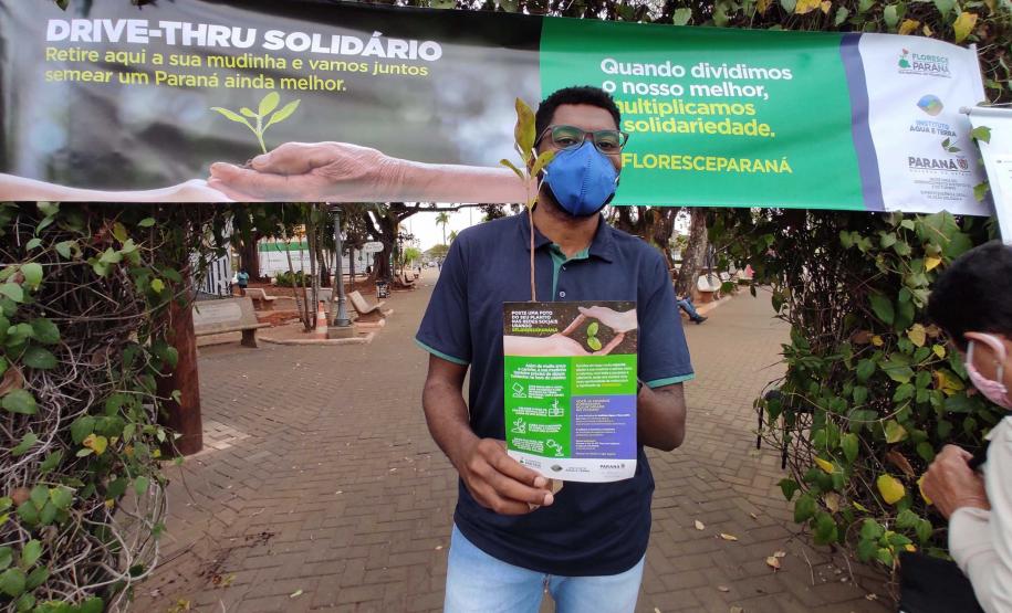 A primeira-dama Luciana Saito Massa, que preside o Conselho de Ação Solidária, e o secretário de Desenvolvimento Sustentável e do Turismo, Márcio Nunes, participam da distribuição de mudas da campanha Floresce Paraná.F oto: Valdelino Pontes