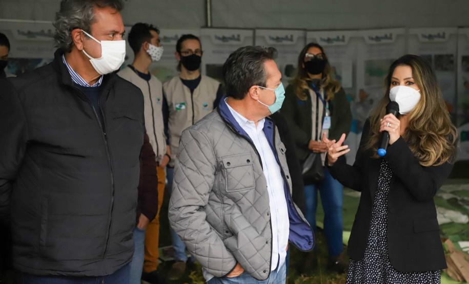 O Governador Carlos Massa Ratinho Junior participa nesta sexta-feira (28), da campanha Floresce Paraná, em comemoração ao Dia Nacional do Voluntariado. A ação é liderada pela primeira-dama do Estado e presidente do Conselho de Ação Solidária, Luciana Saito Massa. Acompanhados do secretário do Desenvolvimento Sustentável e do Turismo, Marcio Nunes. Curitiba, 28/08/2020. Foto: Geraldo Bubniak/AEN