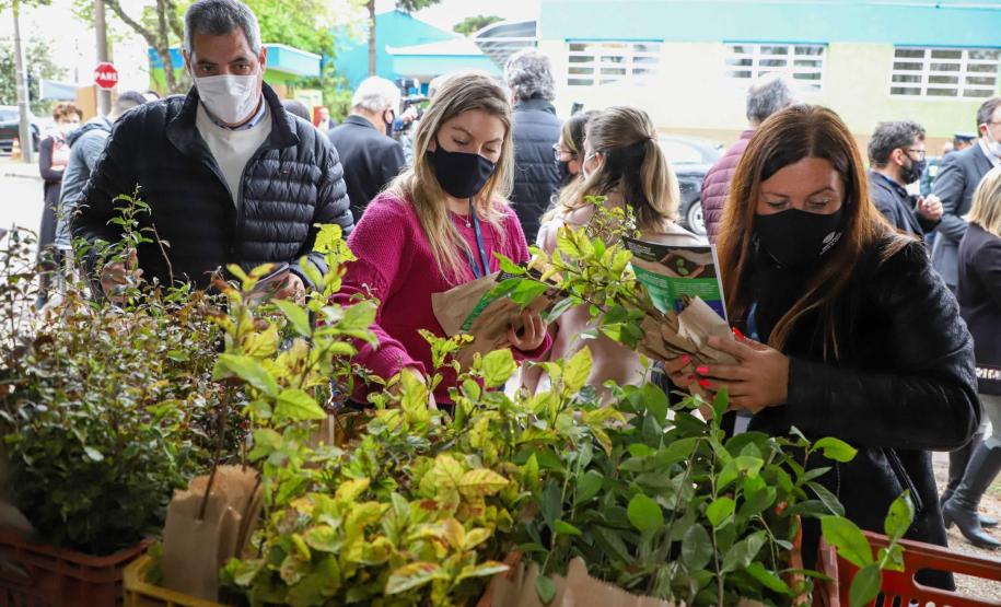 O Governador Carlos Massa Ratinho Junior participa nesta sexta-feira (28), da campanha Floresce Paraná, em comemoração ao Dia Nacional do Voluntariado. A ação é liderada pela primeira-dama do Estado e presidente do Conselho de Ação Solidária, Luciana Saito Massa. Acompanhados do secretário do Desenvolvimento Sustentável e do Turismo, Marcio Nunes. Curitiba, 28/08/2020. Foto: Geraldo Bubniak/AEN