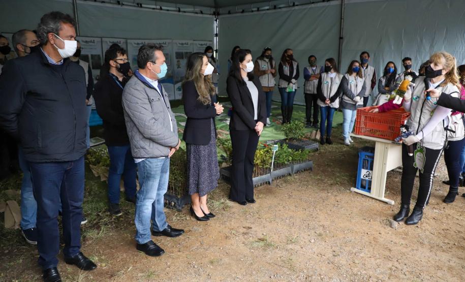 O Governador Carlos Massa Ratinho Junior participa nesta sexta-feira (28), da campanha Floresce Paraná, em comemoração ao Dia Nacional do Voluntariado. A ação é liderada pela primeira-dama do Estado e presidente do Conselho de Ação Solidária, Luciana Saito Massa. Acompanhados do secretário do Desenvolvimento Sustentável e do Turismo, Marcio Nunes. Curitiba, 28/08/2020. Foto: Geraldo Bubniak/AEN