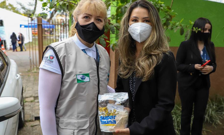 A primeira-dama Luciana Saito Massa, que preside o Conselho de Ação Solidária, e o secretário de Desenvolvimento Sustentável e do Turismo, Márcio Nunes, participam da distribuição de mudas da campanha Floresce Paraná.F oto: Valdelino Pontes