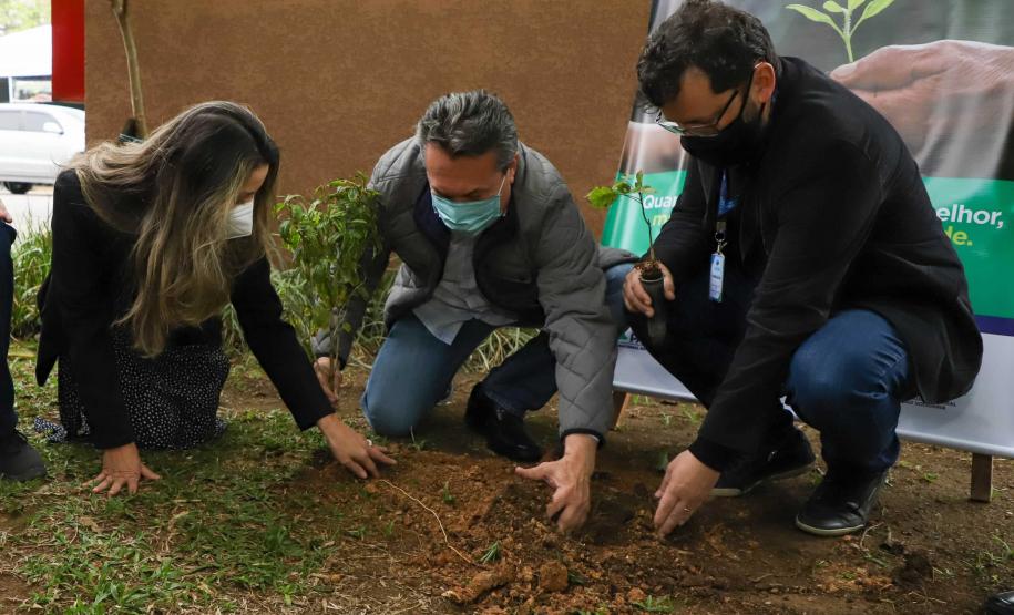 O Governador Carlos Massa Ratinho Junior participa nesta sexta-feira (28), da campanha Floresce Paraná, em comemoração ao Dia Nacional do Voluntariado. A ação é liderada pela primeira-dama do Estado e presidente do Conselho de Ação Solidária, Luciana Saito Massa. Acompanhados do secretário do Desenvolvimento Sustentável e do Turismo, Marcio Nunes. Curitiba, 28/08/2020. Foto: Geraldo Bubniak/AEN