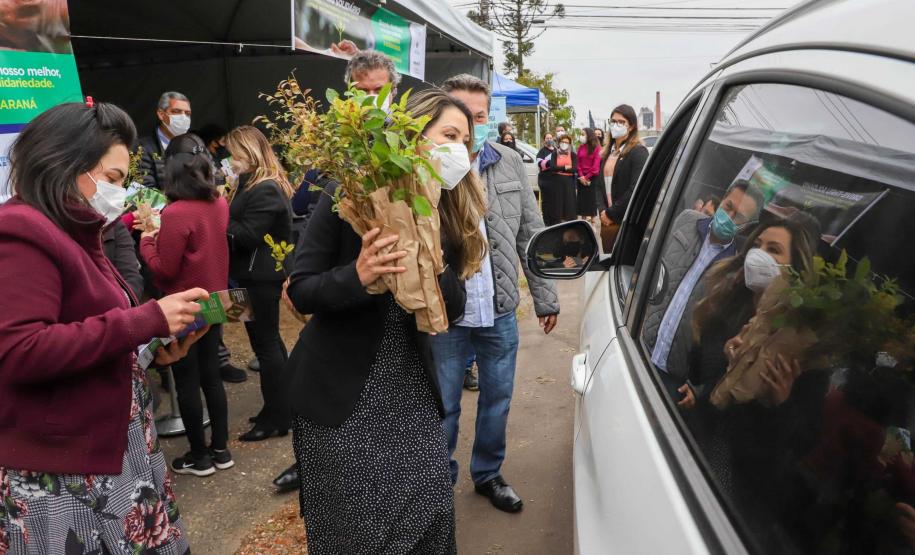 A primeira-dama Luciana Saito Massa, que preside o Conselho de Ação Solidária, e o secretário de Desenvolvimento Sustentável e do Turismo, Márcio Nunes, participam da distribuição de mudas da campanha Floresce Paraná.F oto: Valdelino Pontes