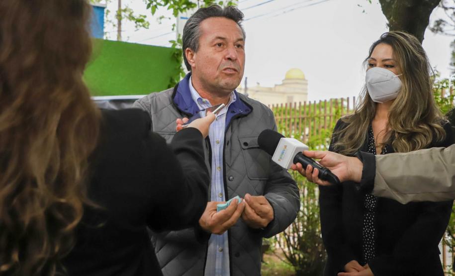 O Governador Carlos Massa Ratinho Junior participa nesta sexta-feira (28), da campanha Floresce Paraná, em comemoração ao Dia Nacional do Voluntariado. A ação é liderada pela primeira-dama do Estado e presidente do Conselho de Ação Solidária, Luciana Saito Massa. Acompanhados do secretário do Desenvolvimento Sustentável e do Turismo, Marcio Nunes. Curitiba, 28/08/2020. Foto: Geraldo Bubniak/AEN