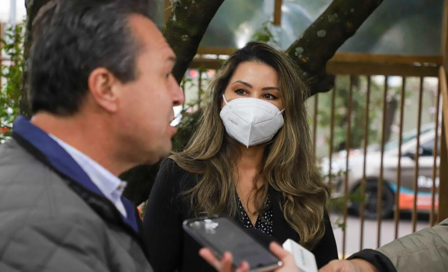 A primeira-dama Luciana Saito Massa, que preside o Conselho de Ação Solidária, e o secretário de Desenvolvimento Sustentável e do Turismo, Márcio Nunes, participam da distribuição de mudas da campanha Floresce Paraná.F oto: Valdelino Pontes