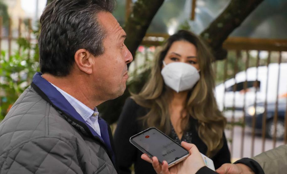 O Governador Carlos Massa Ratinho Junior participa nesta sexta-feira (28), da campanha Floresce Paraná, em comemoração ao Dia Nacional do Voluntariado. A ação é liderada pela primeira-dama do Estado e presidente do Conselho de Ação Solidária, Luciana Saito Massa. Acompanhados do secretário do Desenvolvimento Sustentável e do Turismo, Marcio Nunes. Curitiba, 28/08/2020. Foto: Geraldo Bubniak/AEN