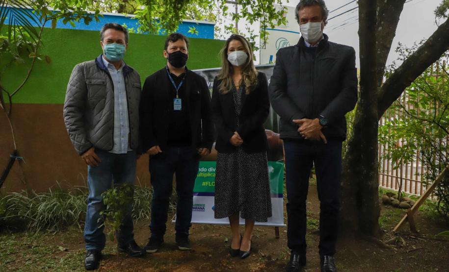 O Governador Carlos Massa Ratinho Junior participa nesta sexta-feira (28), da campanha Floresce Paraná, em comemoração ao Dia Nacional do Voluntariado. A ação é liderada pela primeira-dama do Estado e presidente do Conselho de Ação Solidária, Luciana Saito Massa. Acompanhados do secretário do Desenvolvimento Sustentável e do Turismo, Marcio Nunes. Curitiba, 28/08/2020. Foto: Geraldo Bubniak/AEN