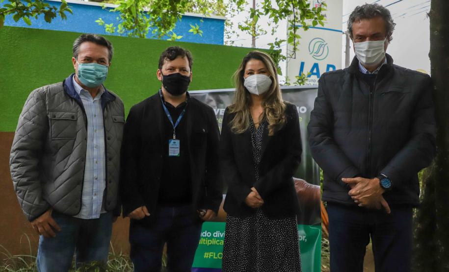 A primeira-dama Luciana Saito Massa, que preside o Conselho de Ação Solidária, e o secretário de Desenvolvimento Sustentável e do Turismo, Márcio Nunes, participam da distribuição de mudas da campanha Floresce Paraná.F oto: Valdelino Pontes