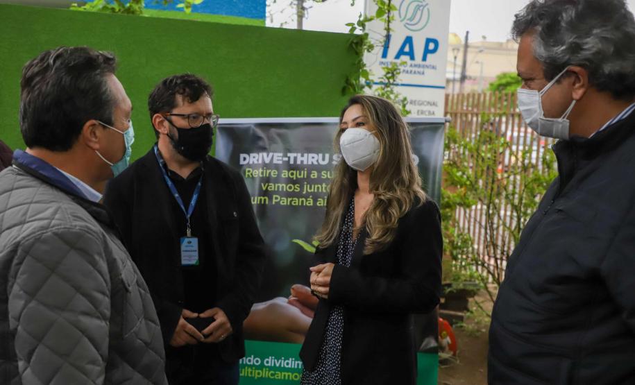 A primeira-dama Luciana Saito Massa, que preside o Conselho de Ação Solidária, e o secretário de Desenvolvimento Sustentável e do Turismo, Márcio Nunes, participam da distribuição de mudas da campanha Floresce Paraná.F oto: Valdelino Pontes