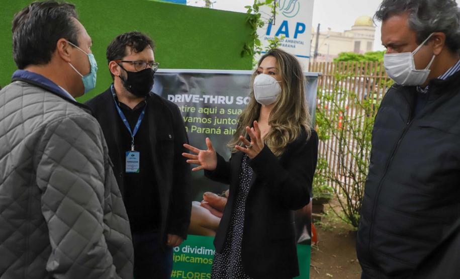 O Governador Carlos Massa Ratinho Junior participa nesta sexta-feira (28), da campanha Floresce Paraná, em comemoração ao Dia Nacional do Voluntariado. A ação é liderada pela primeira-dama do Estado e presidente do Conselho de Ação Solidária, Luciana Saito Massa. Acompanhados do secretário do Desenvolvimento Sustentável e do Turismo, Marcio Nunes. Curitiba, 28/08/2020. Foto: Geraldo Bubniak/AEN
