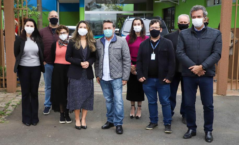 A primeira-dama Luciana Saito Massa, que preside o Conselho de Ação Solidária, e o secretário de Desenvolvimento Sustentável e do Turismo, Márcio Nunes, participam da distribuição de mudas da campanha Floresce Paraná.F oto: Valdelino Pontes