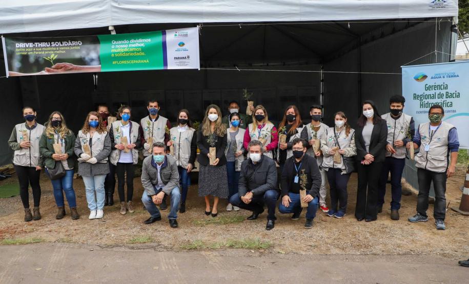 O Governador Carlos Massa Ratinho Junior participa nesta sexta-feira (28), da campanha Floresce Paraná, em comemoração ao Dia Nacional do Voluntariado. A ação é liderada pela primeira-dama do Estado e presidente do Conselho de Ação Solidária, Luciana Saito Massa. Acompanhados do secretário do Desenvolvimento Sustentável e do Turismo, Marcio Nunes. Curitiba, 28/08/2020. Foto: Geraldo Bubniak/AEN