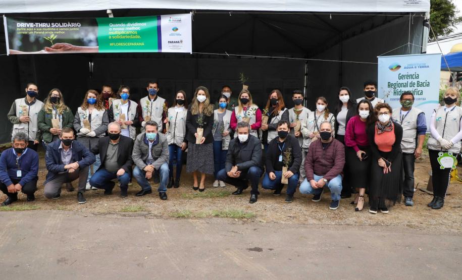 A primeira-dama Luciana Saito Massa, que preside o Conselho de Ação Solidária, e o secretário de Desenvolvimento Sustentável e do Turismo, Márcio Nunes, participam da distribuição de mudas da campanha Floresce Paraná.F oto: Valdelino Pontes