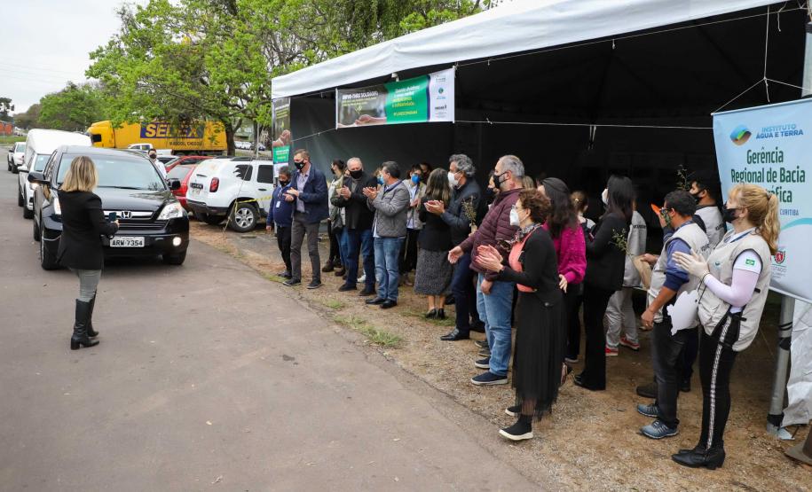 A primeira-dama Luciana Saito Massa, que preside o Conselho de Ação Solidária, e o secretário de Desenvolvimento Sustentável e do Turismo, Márcio Nunes, participam da distribuição de mudas da campanha Floresce Paraná.F oto: Valdelino Pontes