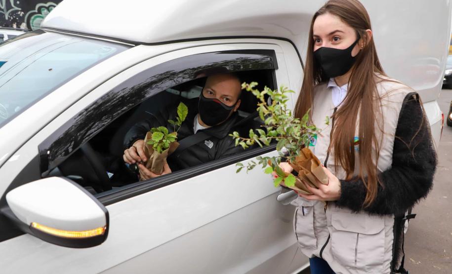 A primeira-dama Luciana Saito Massa, que preside o Conselho de Ação Solidária, e o secretário de Desenvolvimento Sustentável e do Turismo, Márcio Nunes, participam da distribuição de mudas da campanha Floresce Paraná.F oto: Valdelino Pontes