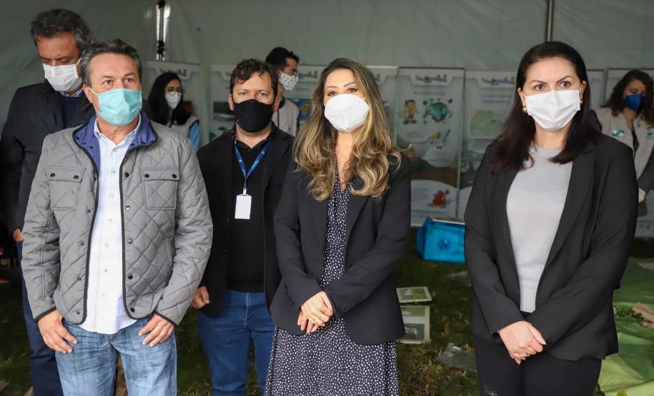 O Governador Carlos Massa Ratinho Junior participa nesta sexta-feira (28), da campanha Floresce Paraná, em comemoração ao Dia Nacional do Voluntariado. A ação é liderada pela primeira-dama do Estado e presidente do Conselho de Ação Solidária, Luciana Saito Massa. Acompanhados do secretário do Desenvolvimento Sustentável e do Turismo, Marcio Nunes. Curitiba, 28/08/2020. Foto: Geraldo Bubniak/AEN