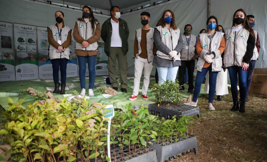 O Governador Carlos Massa Ratinho Junior participa nesta sexta-feira (28), da campanha Floresce Paraná, em comemoração ao Dia Nacional do Voluntariado. A ação é liderada pela primeira-dama do Estado e presidente do Conselho de Ação Solidária, Luciana Saito Massa. Acompanhados do secretário do Desenvolvimento Sustentável e do Turismo, Marcio Nunes. Curitiba, 28/08/2020. Foto: Geraldo Bubniak/AEN