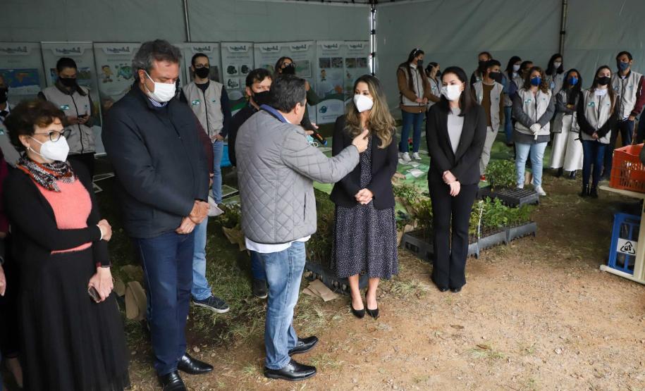 A primeira-dama Luciana Saito Massa, que preside o Conselho de Ação Solidária, e o secretário de Desenvolvimento Sustentável e do Turismo, Márcio Nunes, participam da distribuição de mudas da campanha Floresce Paraná.F oto: Valdelino Pontes