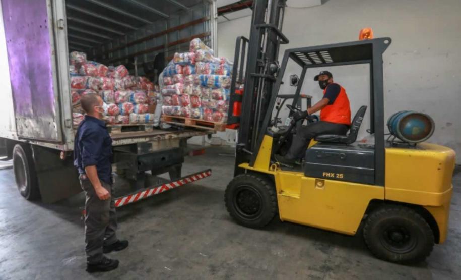 A edição 2021 da campanha Cesta Solidária Paraná, encerrada na terça-feira (06), conseguiu arrecadar mais de 200 toneladas de alimentos. Foto Gilson abreu/AEN
