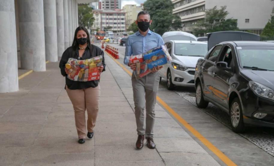 A edição 2021 da campanha Cesta Solidária Paraná, encerrada na terça-feira (06), conseguiu arrecadar mais de 200 toneladas de alimentos. Foto Gilson abreu/AEN