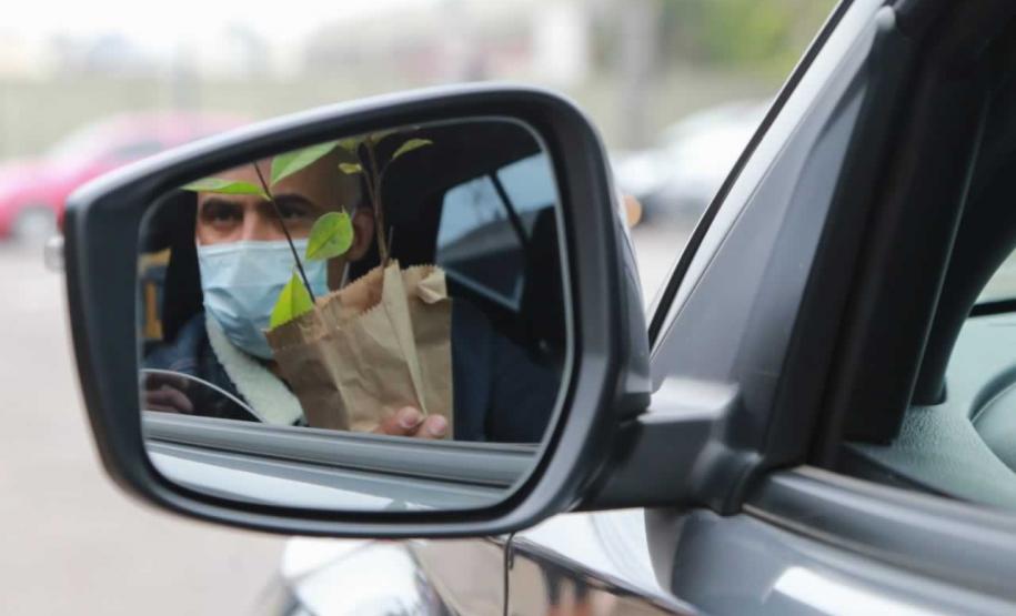 O Governador Carlos Massa Ratinho Junior participa nesta sexta-feira (28), da campanha Floresce Paraná, em comemoração ao Dia Nacional do Voluntariado. A ação é liderada pela primeira-dama do Estado e presidente do Conselho de Ação Solidária, Luciana Saito Massa. Acompanhados do secretário do Desenvolvimento Sustentável e do Turismo, Marcio Nunes. Curitiba, 28/08/2020. Foto: Geraldo Bubniak/AEN