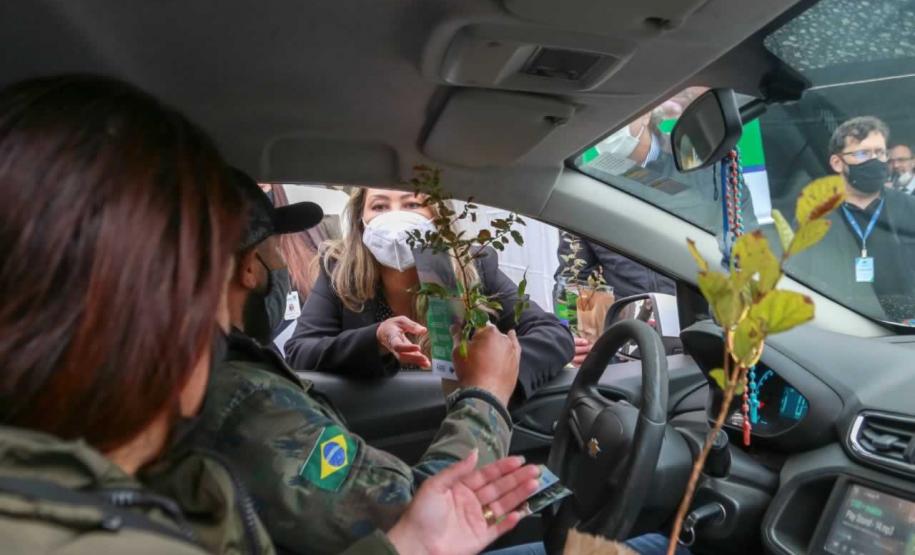 O Governador Carlos Massa Ratinho Junior participa nesta sexta-feira (28), da campanha Floresce Paraná, em comemoração ao Dia Nacional do Voluntariado. A ação é liderada pela primeira-dama do Estado e presidente do Conselho de Ação Solidária, Luciana Saito Massa. Acompanhados do secretário do Desenvolvimento Sustentável e do Turismo, Marcio Nunes. Curitiba, 28/08/2020. Foto: Geraldo Bubniak/AEN
