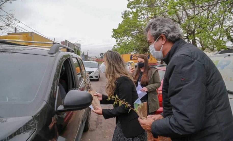 O Governador Carlos Massa Ratinho Junior participa nesta sexta-feira (28), da campanha Floresce Paraná, em comemoração ao Dia Nacional do Voluntariado. A ação é liderada pela primeira-dama do Estado e presidente do Conselho de Ação Solidária, Luciana Saito Massa. Acompanhados do secretário do Desenvolvimento Sustentável e do Turismo, Marcio Nunes. Curitiba, 28/08/2020. Foto: Geraldo Bubniak/AEN