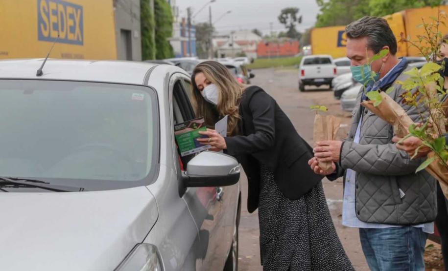 A primeira-dama Luciana Saito Massa, que preside o Conselho de Ação Solidária, e o secretário de Desenvolvimento Sustentável e do Turismo, Márcio Nunes, participam da distribuição de mudas da campanha Floresce Paraná.F oto: Valdelino Pontes