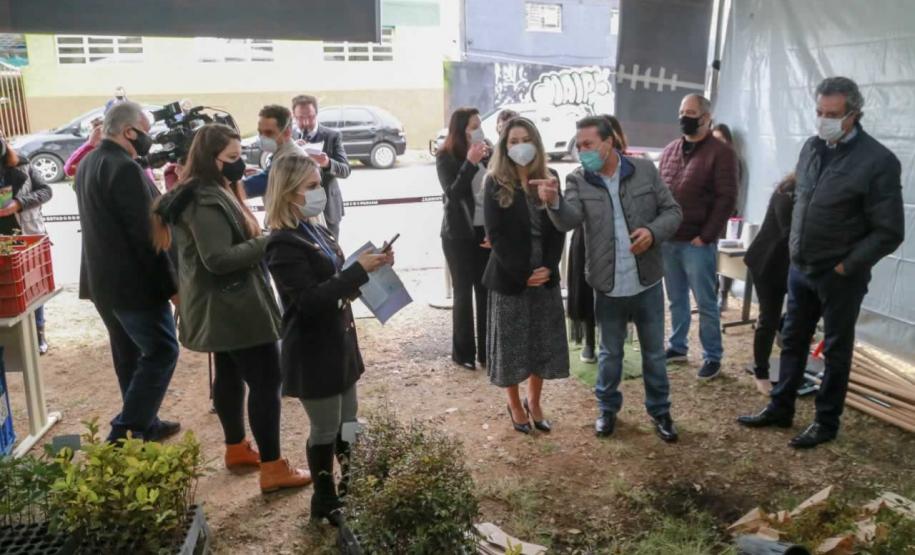 O Governador Carlos Massa Ratinho Junior participa nesta sexta-feira (28), da campanha Floresce Paraná, em comemoração ao Dia Nacional do Voluntariado. A ação é liderada pela primeira-dama do Estado e presidente do Conselho de Ação Solidária, Luciana Saito Massa. Acompanhados do secretário do Desenvolvimento Sustentável e do Turismo, Marcio Nunes. Curitiba, 28/08/2020. Foto: Geraldo Bubniak/AEN