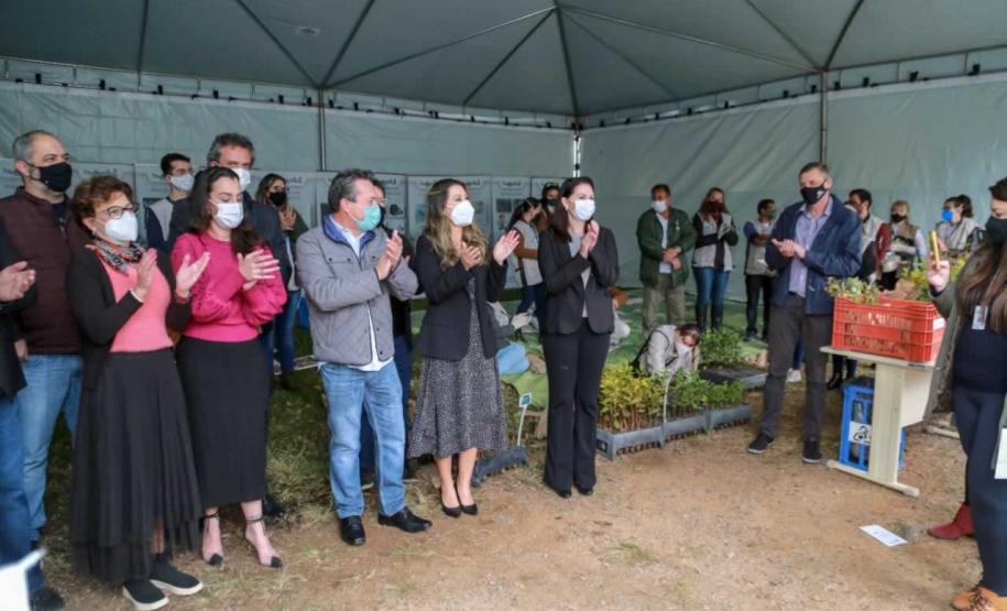 O Governador Carlos Massa Ratinho Junior participa nesta sexta-feira (28), da campanha Floresce Paraná, em comemoração ao Dia Nacional do Voluntariado. A ação é liderada pela primeira-dama do Estado e presidente do Conselho de Ação Solidária, Luciana Saito Massa. Acompanhados do secretário do Desenvolvimento Sustentável e do Turismo, Marcio Nunes. Curitiba, 28/08/2020. Foto: Geraldo Bubniak/AEN