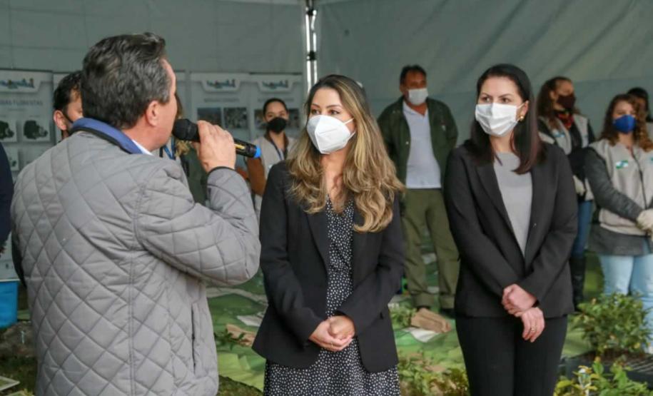 A primeira-dama Luciana Saito Massa, que preside o Conselho de Ação Solidária, e o secretário de Desenvolvimento Sustentável e do Turismo, Márcio Nunes, participam da distribuição de mudas da campanha Floresce Paraná.F oto: Valdelino Pontes