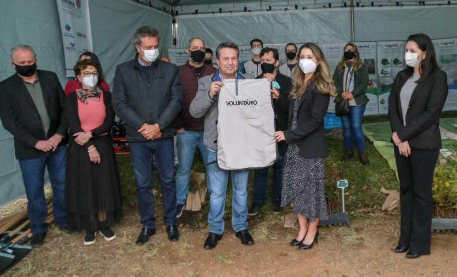 A primeira-dama Luciana Saito Massa, que preside o Conselho de Ação Solidária, e o secretário de Desenvolvimento Sustentável e do Turismo, Márcio Nunes, participam da distribuição de mudas da campanha Floresce Paraná.F oto: Valdelino Pontes