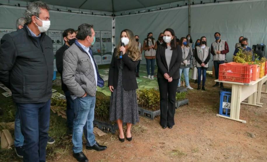 O Governador Carlos Massa Ratinho Junior participa nesta sexta-feira (28), da campanha Floresce Paraná, em comemoração ao Dia Nacional do Voluntariado. A ação é liderada pela primeira-dama do Estado e presidente do Conselho de Ação Solidária, Luciana Saito Massa. Acompanhados do secretário do Desenvolvimento Sustentável e do Turismo, Marcio Nunes. Curitiba, 28/08/2020. Foto: Geraldo Bubniak/AEN