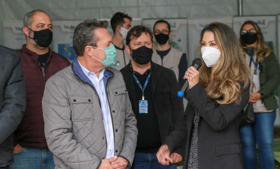 A primeira-dama Luciana Saito Massa, que preside o Conselho de Ação Solidária, e o secretário de Desenvolvimento Sustentável e do Turismo, Márcio Nunes, participam da distribuição de mudas da campanha Floresce Paraná.F oto: Valdelino Pontes