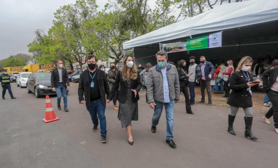 A primeira-dama Luciana Saito Massa, que preside o Conselho de Ação Solidária, e o secretário de Desenvolvimento Sustentável e do Turismo, Márcio Nunes, participam da distribuição de mudas da campanha Floresce Paraná.F oto: Valdelino Pontes