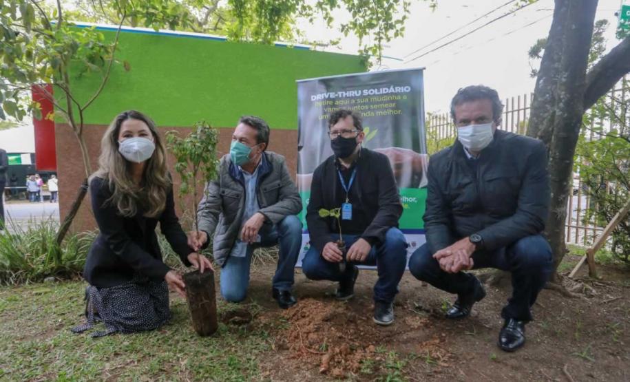 O Governador Carlos Massa Ratinho Junior participa nesta sexta-feira (28), da campanha Floresce Paraná, em comemoração ao Dia Nacional do Voluntariado. A ação é liderada pela primeira-dama do Estado e presidente do Conselho de Ação Solidária, Luciana Saito Massa. Acompanhados do secretário do Desenvolvimento Sustentável e do Turismo, Marcio Nunes. Curitiba, 28/08/2020. Foto: Geraldo Bubniak/AEN
