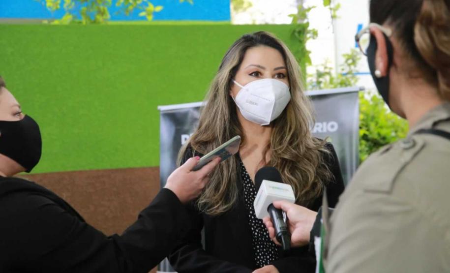 A primeira-dama Luciana Saito Massa, que preside o Conselho de Ação Solidária, e o secretário de Desenvolvimento Sustentável e do Turismo, Márcio Nunes, participam da distribuição de mudas da campanha Floresce Paraná.F oto: Valdelino Pontes