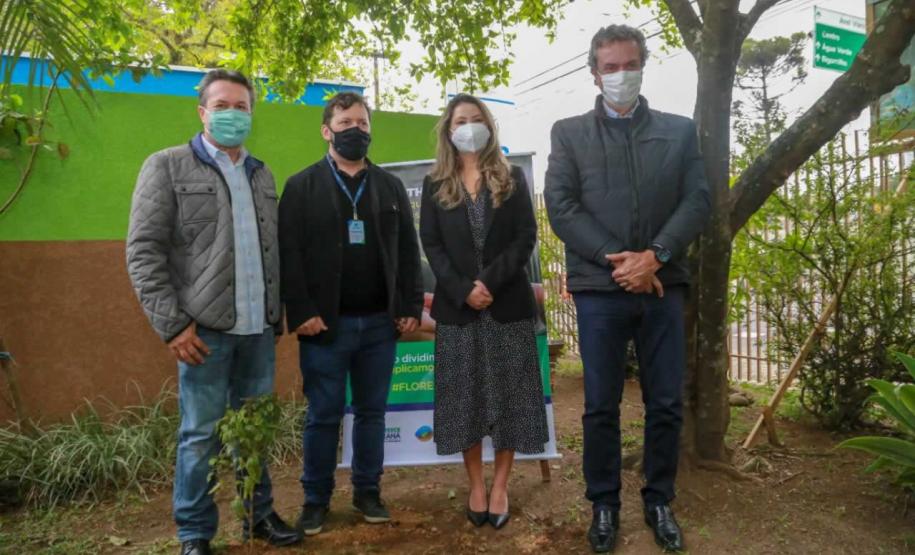 O Governador Carlos Massa Ratinho Junior participa nesta sexta-feira (28), da campanha Floresce Paraná, em comemoração ao Dia Nacional do Voluntariado. A ação é liderada pela primeira-dama do Estado e presidente do Conselho de Ação Solidária, Luciana Saito Massa. Acompanhados do secretário do Desenvolvimento Sustentável e do Turismo, Marcio Nunes. Curitiba, 28/08/2020. Foto: Geraldo Bubniak/AEN