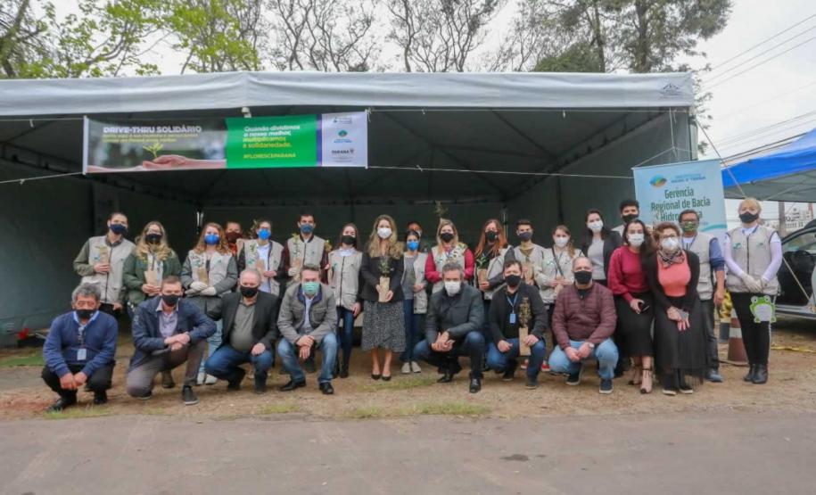 O Governador Carlos Massa Ratinho Junior participa nesta sexta-feira (28), da campanha Floresce Paraná, em comemoração ao Dia Nacional do Voluntariado. A ação é liderada pela primeira-dama do Estado e presidente do Conselho de Ação Solidária, Luciana Saito Massa. Acompanhados do secretário do Desenvolvimento Sustentável e do Turismo, Marcio Nunes. Curitiba, 28/08/2020. Foto: Geraldo Bubniak/AEN