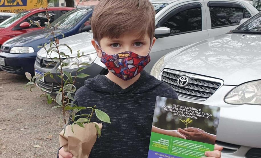 O Governador Carlos Massa Ratinho Junior participa nesta sexta-feira (28), da campanha Floresce Paraná, em comemoração ao Dia Nacional do Voluntariado. A ação é liderada pela primeira-dama do Estado e presidente do Conselho de Ação Solidária, Luciana Saito Massa. Acompanhados do secretário do Desenvolvimento Sustentável e do Turismo, Marcio Nunes. Curitiba, 28/08/2020. Foto: Geraldo Bubniak/AEN